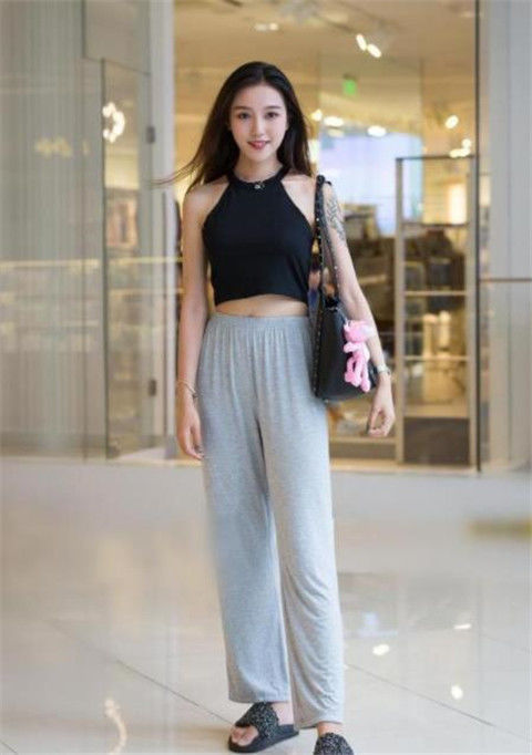 街拍:清纯的小美女,百褶裙配黑色马甲,彰显简约的气质美