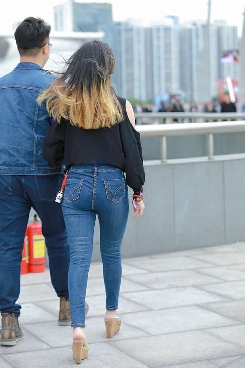 街拍：小姐姐逛街成焦点，一举一动都显高级感，不可拒绝地魅力