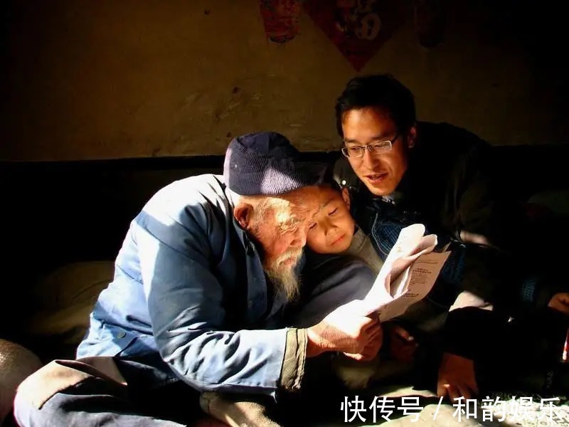 祖孙|孙子打针奶奶却火了!祖孙俩表情神同步,网友:真是亲孙子