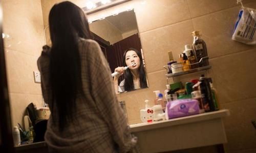 内科医生：热牛奶中加1勺，持续半月，皮肤白嫩有光泽，人也漂亮