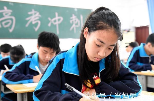 工整!中学女孩独创“饺子体”走红,字体圆滚又呆萌,老师直呼能得高分