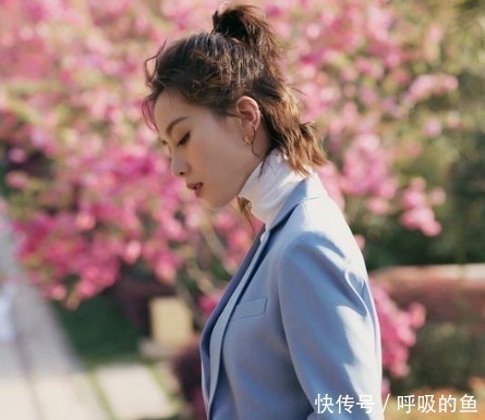 丸子头已经不实行了,今年流行苹果头,减龄显脸小