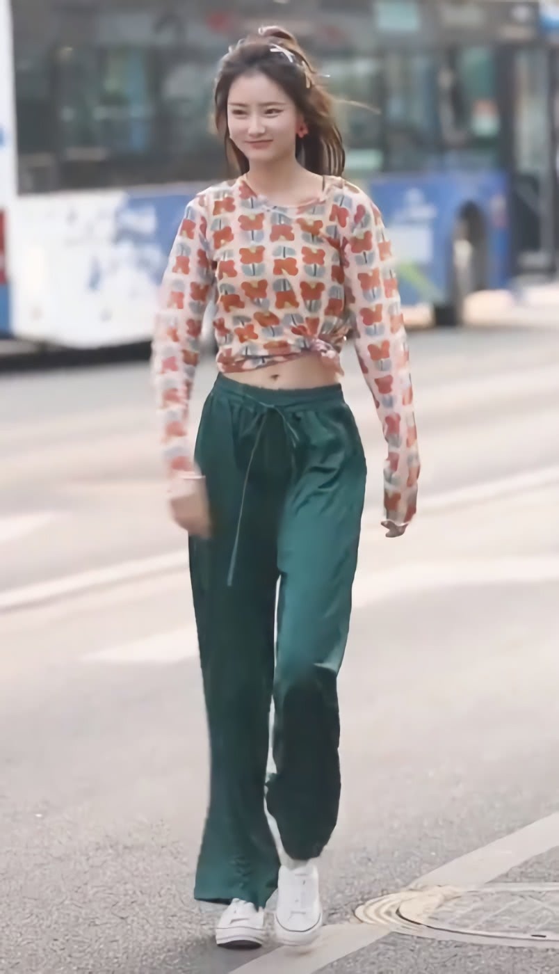 液体裤 美女的“液体裤”怕是要火,站着像120斤,一走路秒变90斤!