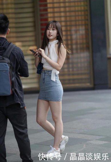 俗气|微胖才是完美身材,白色挂脖衫搭配牛仔包臀裙,俗气中带着雅致
