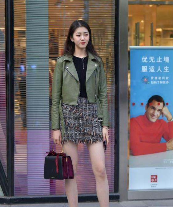 街拍气质高雅的小姐姐，一件吊带背心配开叉裤，时尚女神魅力范