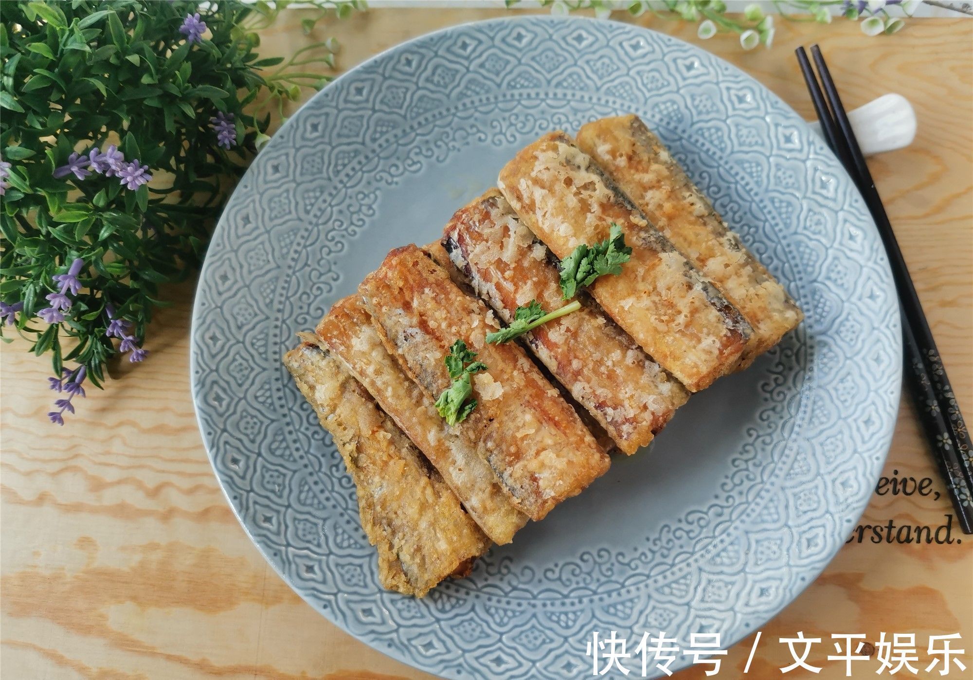 金黄|干炸带鱼的家常做法，简单实用，带鱼金黄酥香，吃的鱼刺都不剩