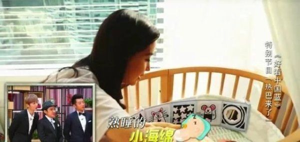 b郑恺获纯金全勤奖,有谁注意李晨和baby的表情,真的一言难尽