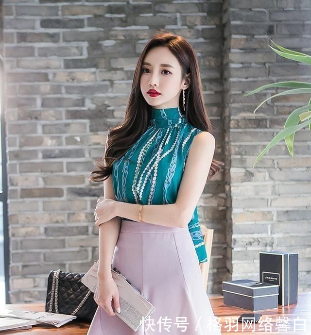 显得|街拍:孔雀绿的颜色显得小姐姐高贵优雅,再配上一件藕粉色的裙子