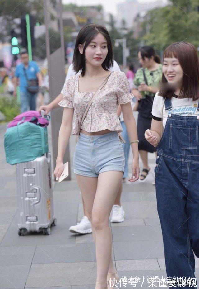 上衣 花纹图案上衣搭配浅蓝色热裤,清新可爱,活力满满