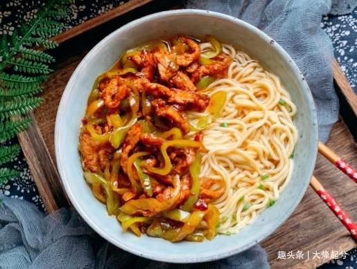 青椒肉丝面的家常做法,味道鲜美,好吃不油腻,做法简单