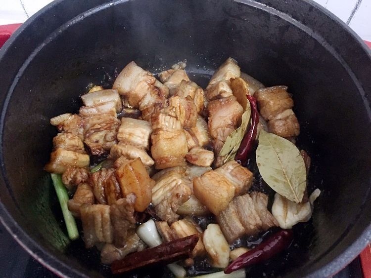 红烧肉不会做?这种做法我用了十几年,肥而不腻,上桌瞬间光盘