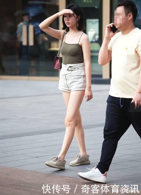 暖灰色吊带背心搭配短裤,清新自然,清纯可爱