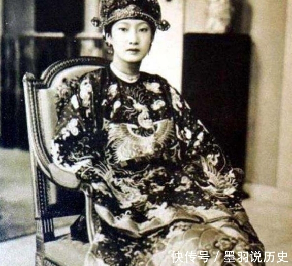 国王对她一见倾心,力排众议娶她为妻,晚年却老死不相往来