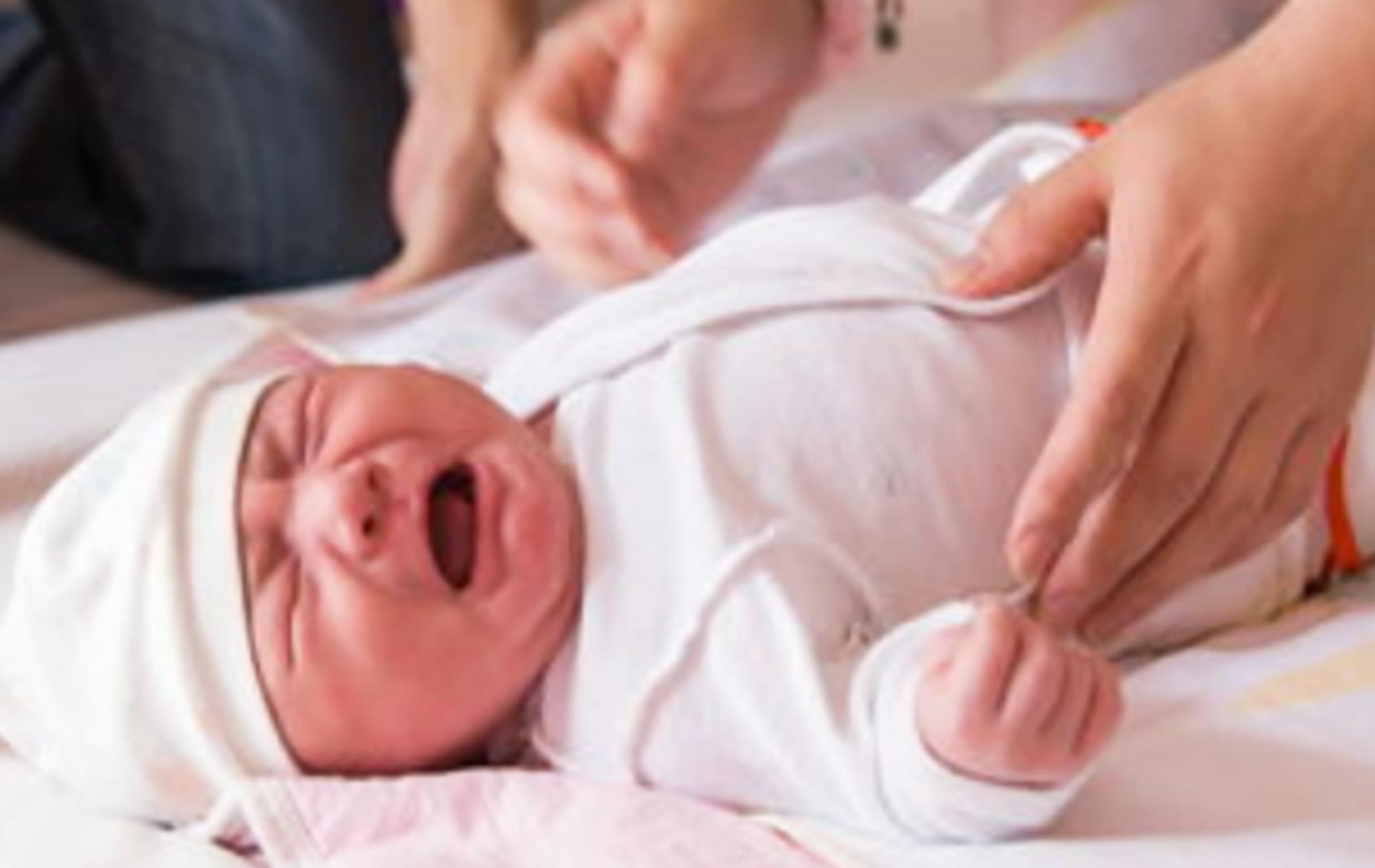 李艾|新生儿呛奶的“抢救时间”很短,区区十分钟,这些步骤不容出错