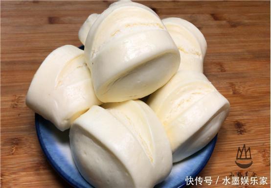 吃不完的馒头,直接放冰箱就错了,学会一招,一个月不干瘪不发霉