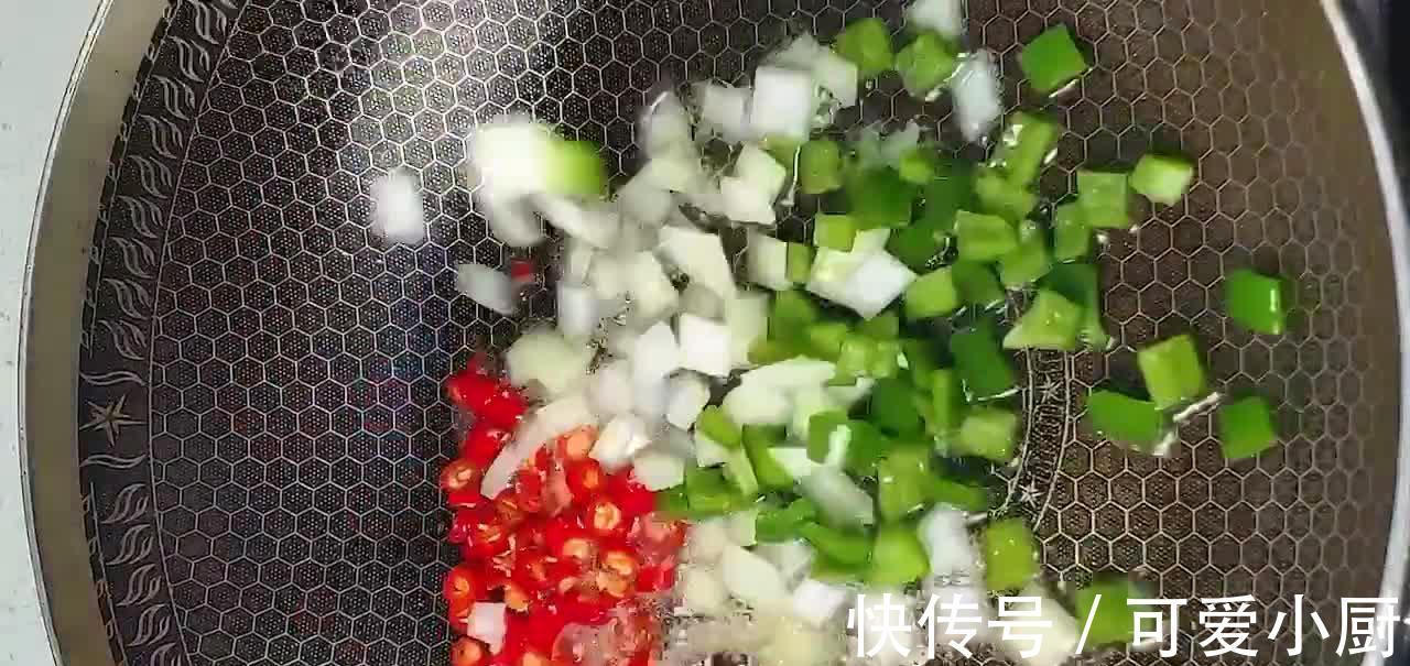 年夜菜之香辣小河虾，集香辣咸鲜脆嫩6种特性，做法简单营养丰富