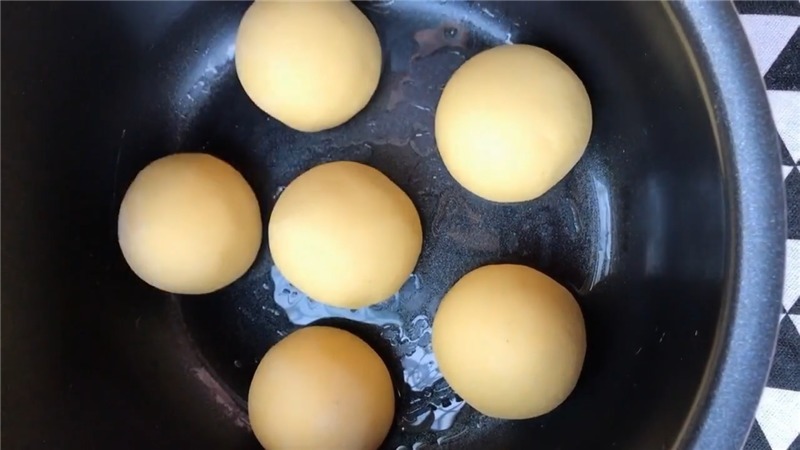  早餐教你用电饭锅做馒头，比用蒸锅做的还简单，馒头蓬松好吃