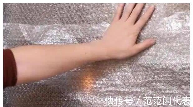 快递里的气泡垫别当垃圾扔了，老婆放在厕所里，一年能省好几百
