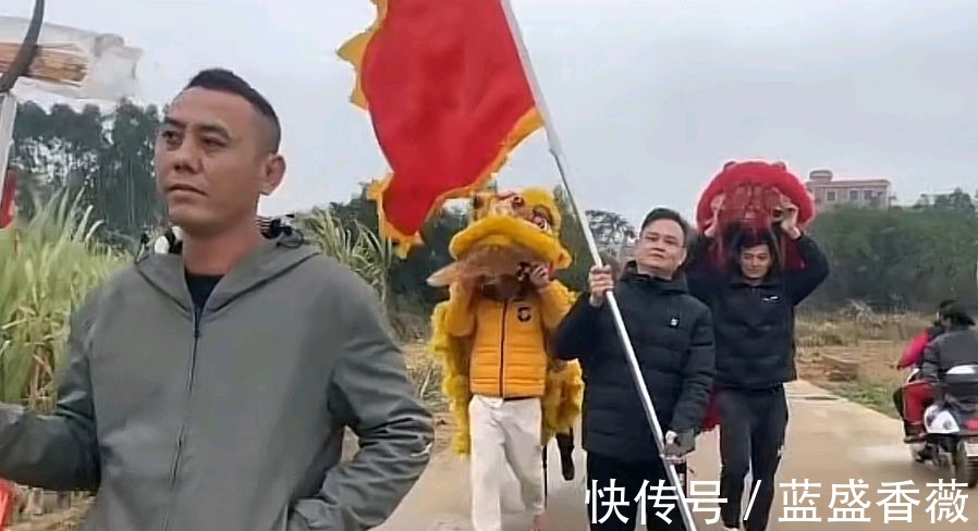 佳节|全红婵老家欢度春节!举旗舞狮挨家拜年,红姐家成重点拜年对象!