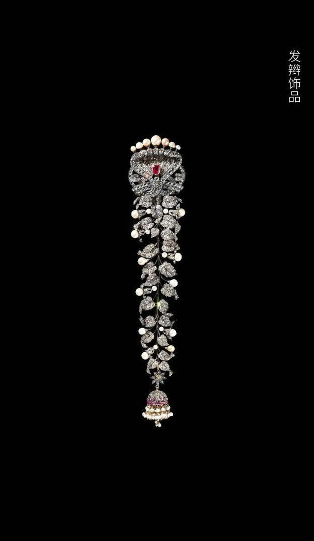 印度的珠宝首饰琳琅满目,从项链到头饰通通美丽又奢华