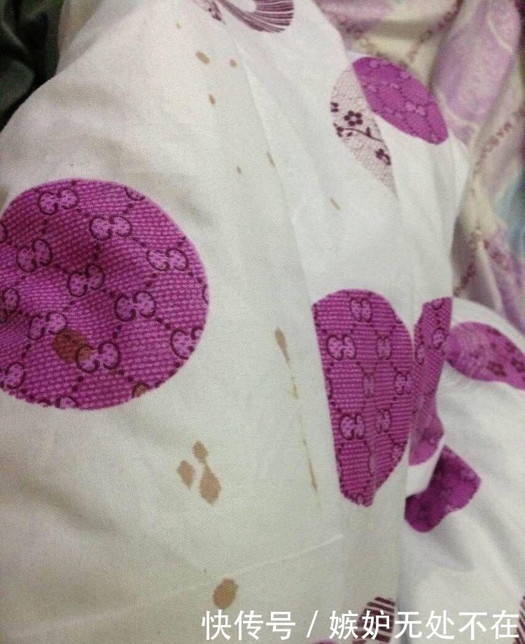 医院|妈妈发现4岁女儿被子上有血,去医院检查,恨的自扇嘴巴