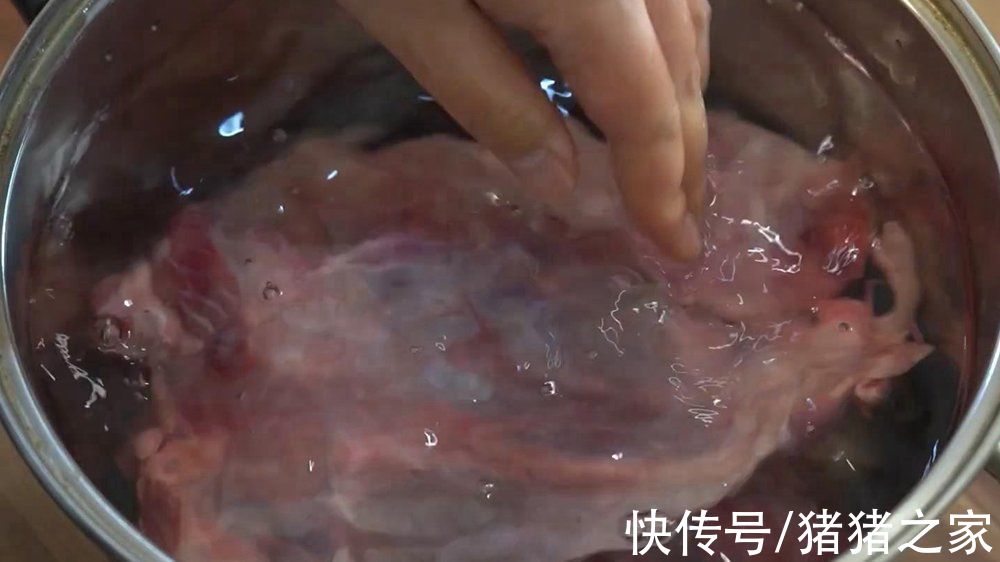 这样卤出来的牛肉颜色自然红润,不干不柴,卤香味十足,太攒劲了