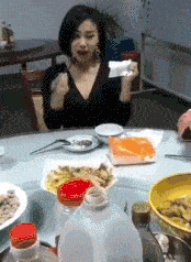 |搞笑GIF段子:媳妇你好重啊,咱们的表演搞砸了