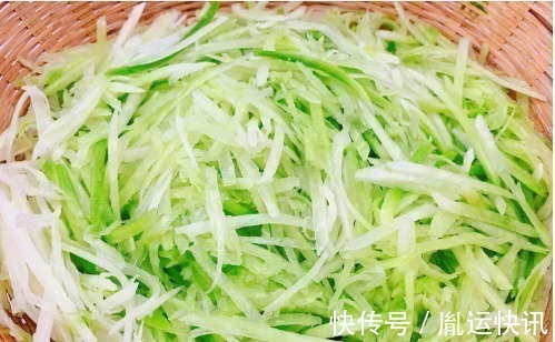 做萝卜丸子时，9成人都用错了粉难怪萝卜丸不酥脆，而且还会散