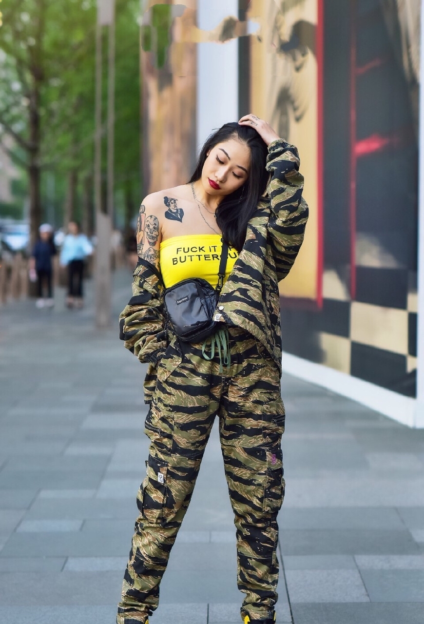 优雅|街拍:穿小西装的姐姐精致优雅又清新自然,有微微的小性感!