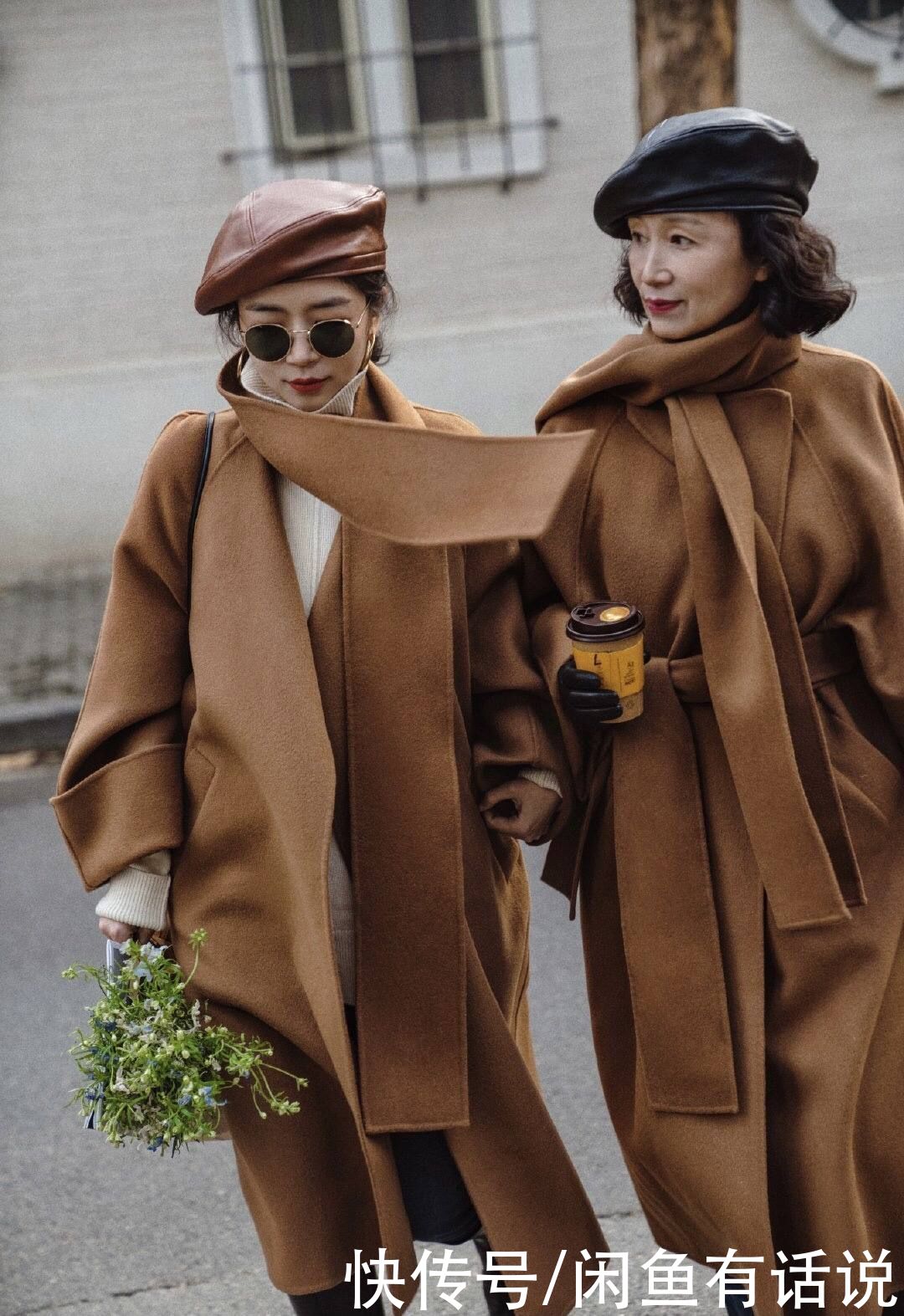 三木母女的“咖色大衣”太美，60岁妈妈这么穿，惊艳整个冬天