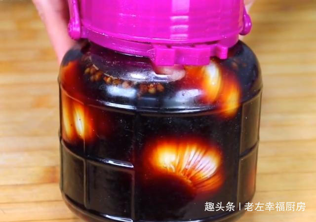 腌糖蒜根本不用放白糖和醋,大厨告诉你秘方,做一次能吃几个月