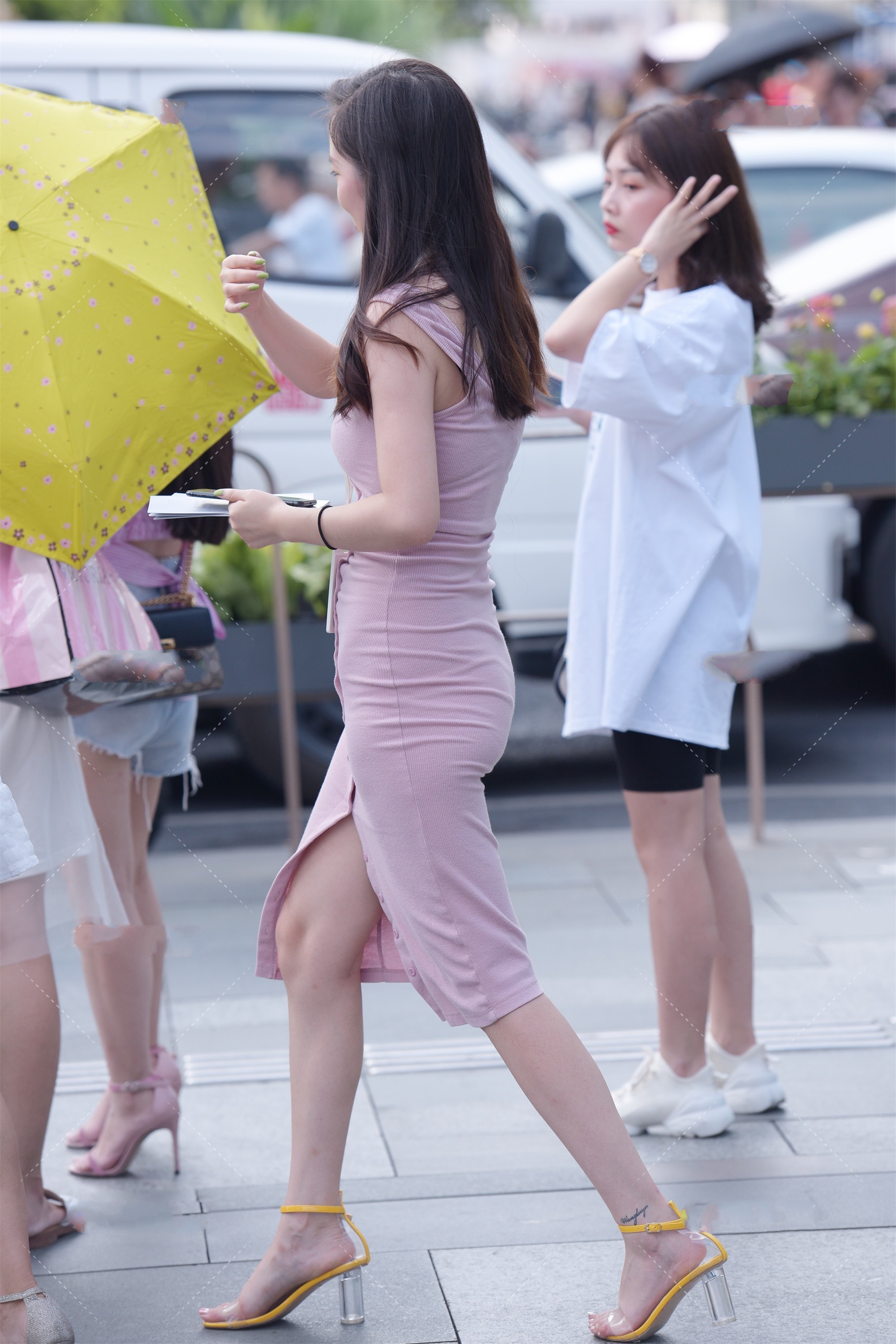 连衣裙|美女街拍:针织连衣裙穿上很有气质,浅粉色的针织连衣裙穿上很温婉