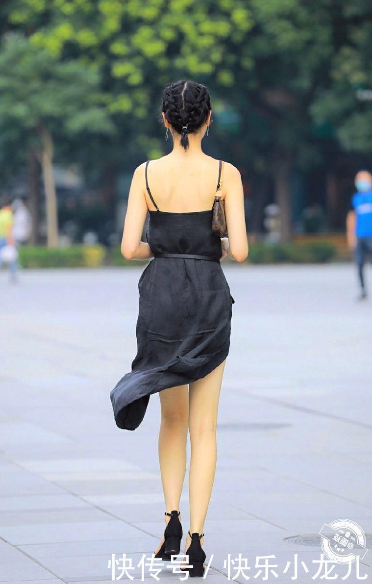 羞涩小姐姐穿黑色连衣裙,小墨镜酷酷,显瘦百搭