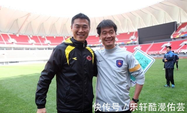 女足|山东男篮、足球两大标志性人物合影,郝伟在巩晓彬面前小鸟依人
