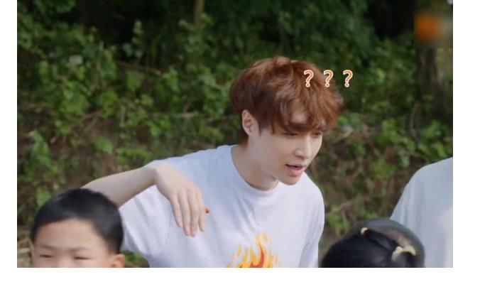 嘉宾们|张艺兴外出招呼小朋友，却意外偶遇吴亦凡，下意识表情太好笑