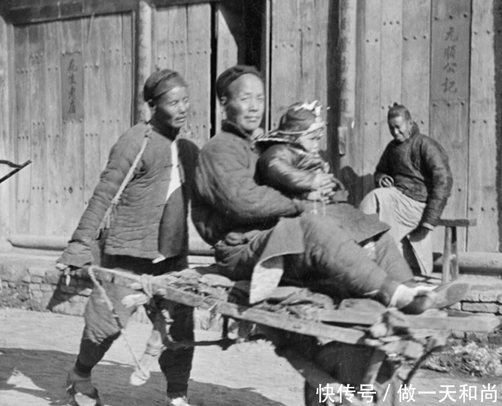 晚清时期|晚清老照片：住在洞穴居住的穷苦人家，街头打铁的匠人