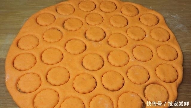 做法|家里小孩不爱吃胡萝卜,把它换个做法,出锅孩子抢着吃,解馋