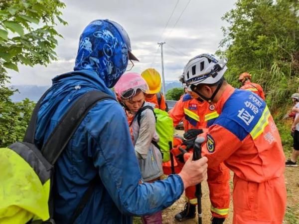 贵州|16名驴友在贵州这里探险被困！当地出动300人搜寻7小时……