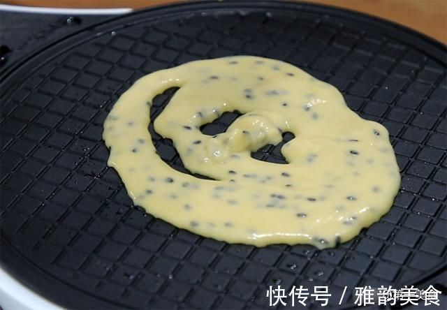 鸡蛋卷最简单的做法,4个鸡蛋,1碗面粉,一摊一卷,快速成形