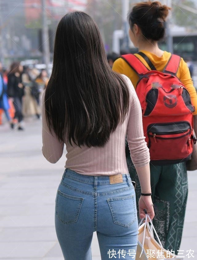 上衣 藕粉色上衣温柔淡雅,搭配牛仔裤,兼具休闲范儿与浪漫气质!