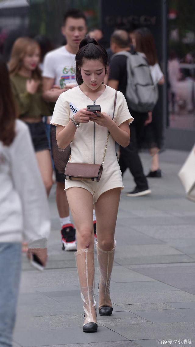 白色简约连体裤搭配透明雨靴,设计独特,时尚精致