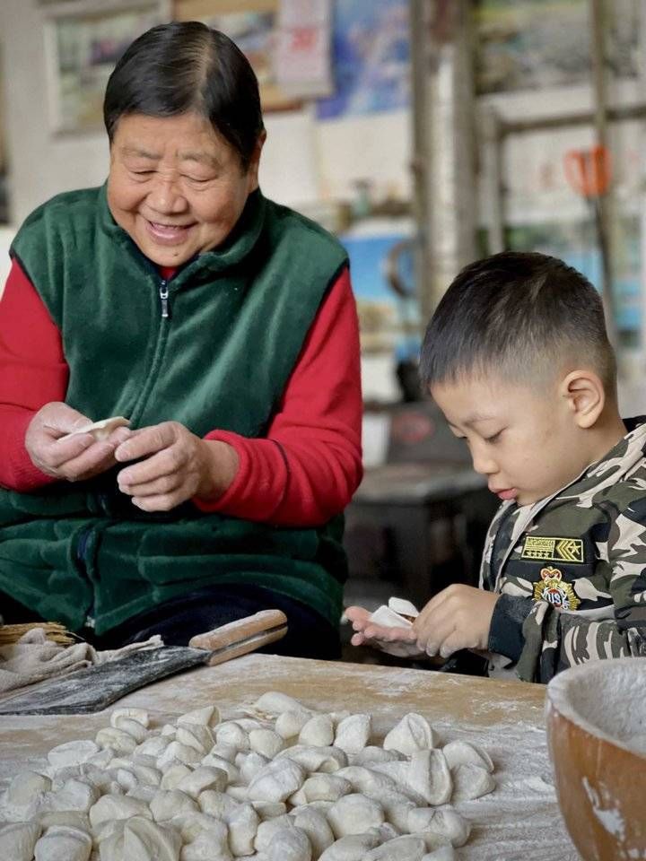 包饺子|团团圆圆过大年，年30，帖对联包饺子，家的味道