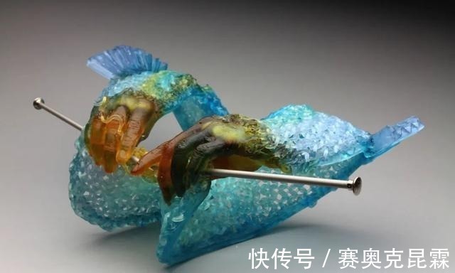 色彩#她是用玻璃雕塑“织毛衣”的第一人,这质感极其逼真!手太牛逼了