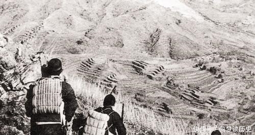 历史|抗战时八路军打鬼子历史照,向日军反冲锋,被打死的日军躺在地上