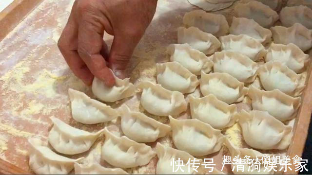 饺子|包韭菜饺子时，直接拌馅是大错特错！多加一步，韭菜翠绿、不出水