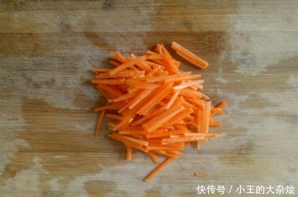 炒豆芽时加点“它”,豆芽更加清脆爽口,没有豆腥味!