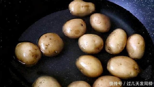 这菜很多人都瞧不上,实际营养高得很,下锅一蒸一酱,美味又下饭