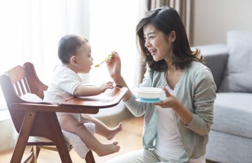 内裤|到了夏季就想给孩子戒尿不湿？宝宝需要符合信号后，家长才能行动