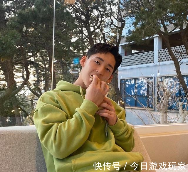 性感|肌肉帅哥上线!性感的小麦色肤色下,有质感的腹肌和人鱼线!