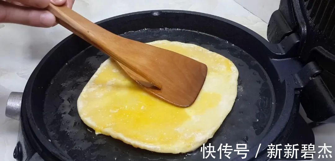 我家烙饼从来不早起,冰箱里一放,比手抓饼好吃,一次四个不够吃